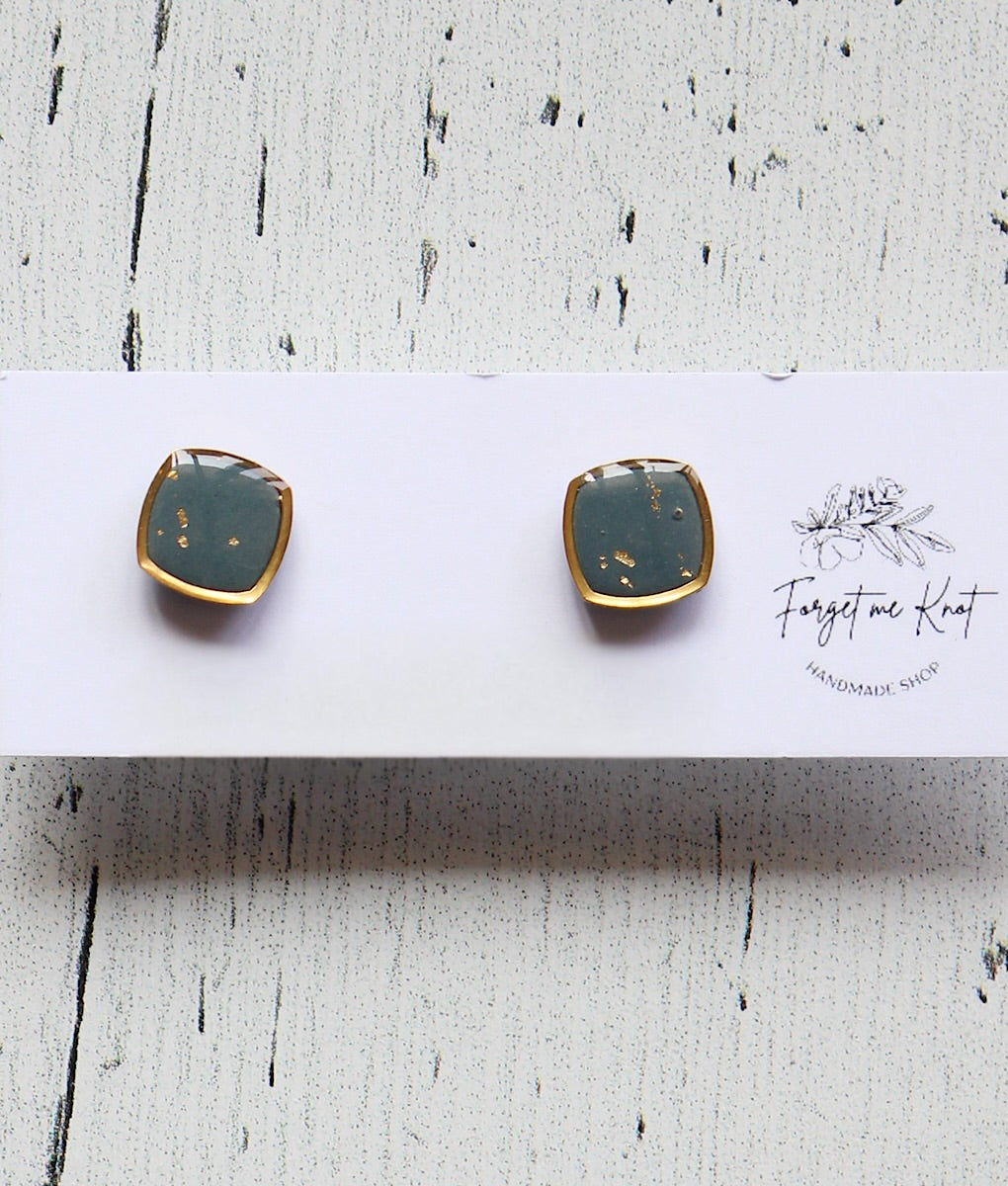 Boucles d’oreilles petits carrés émeraude et or