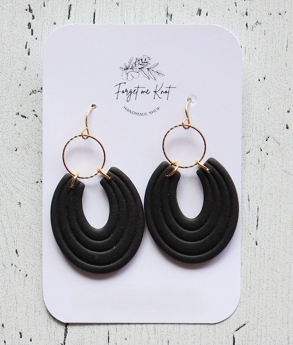 Boucles d’oreilles arches inversées noir et or