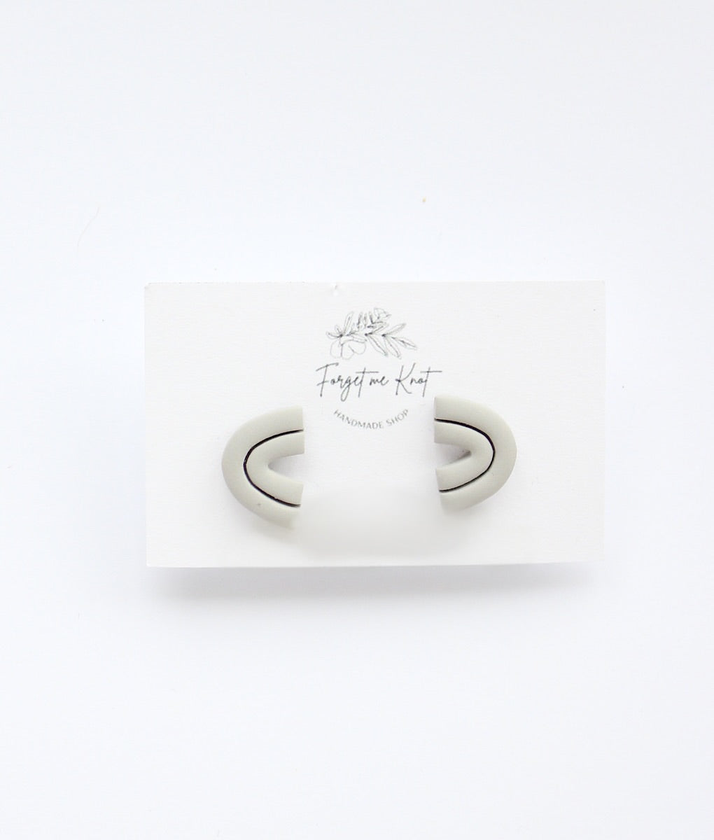 Boucles d’oreilles demi-cerlcle gris
