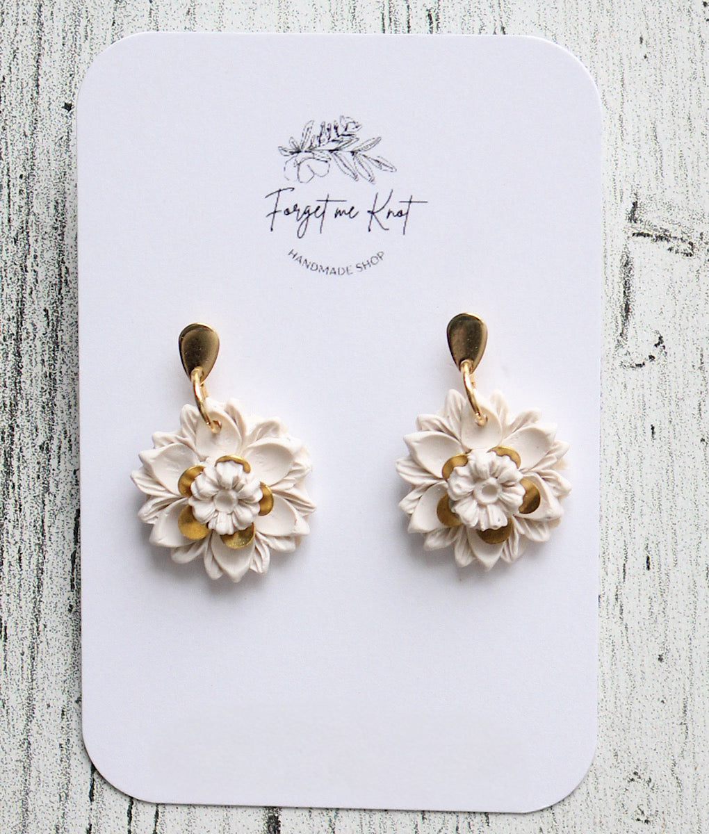 Boucles d’oreilles fleurs blanches