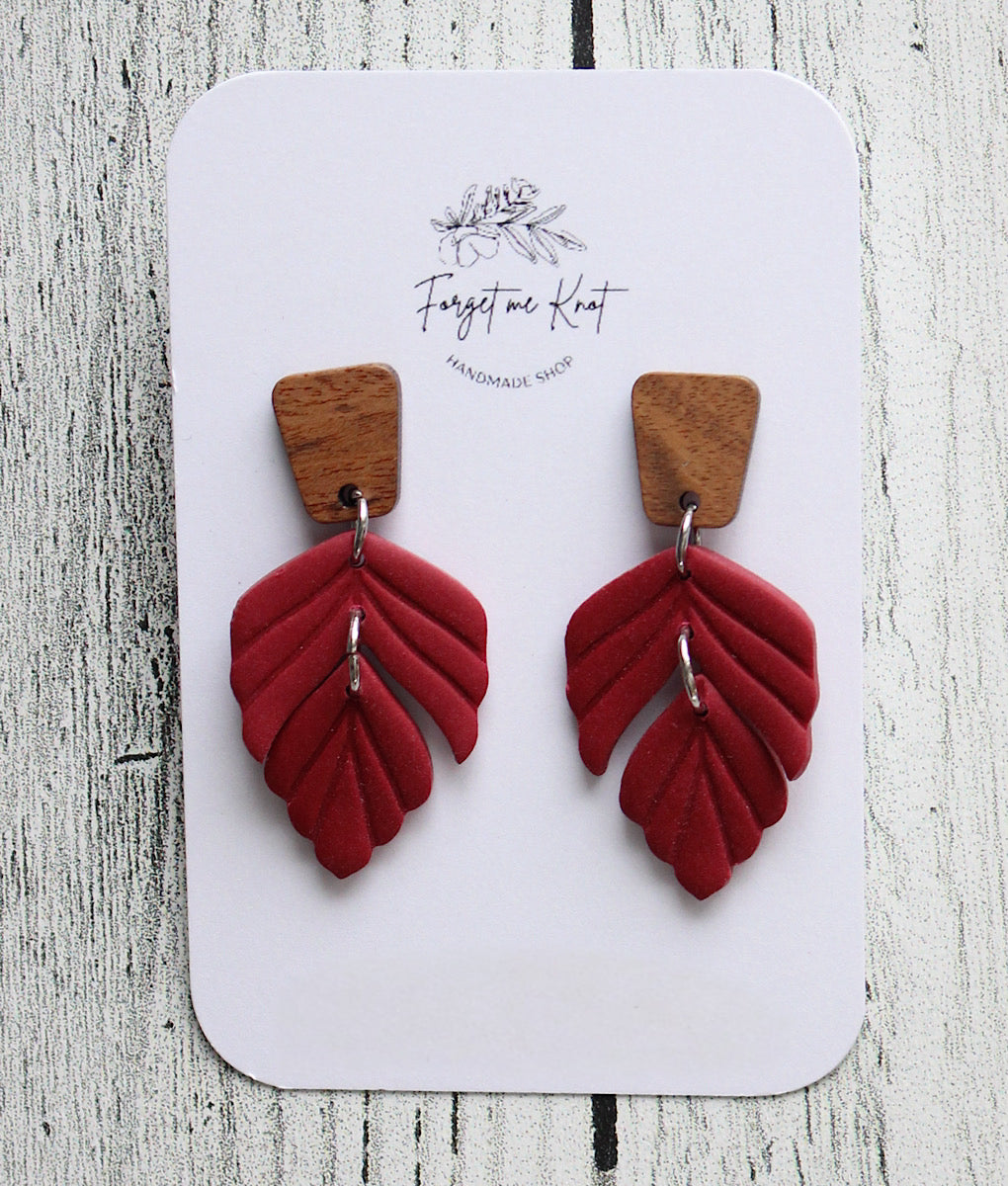 Boucles d’oreilles plume et bois framboise