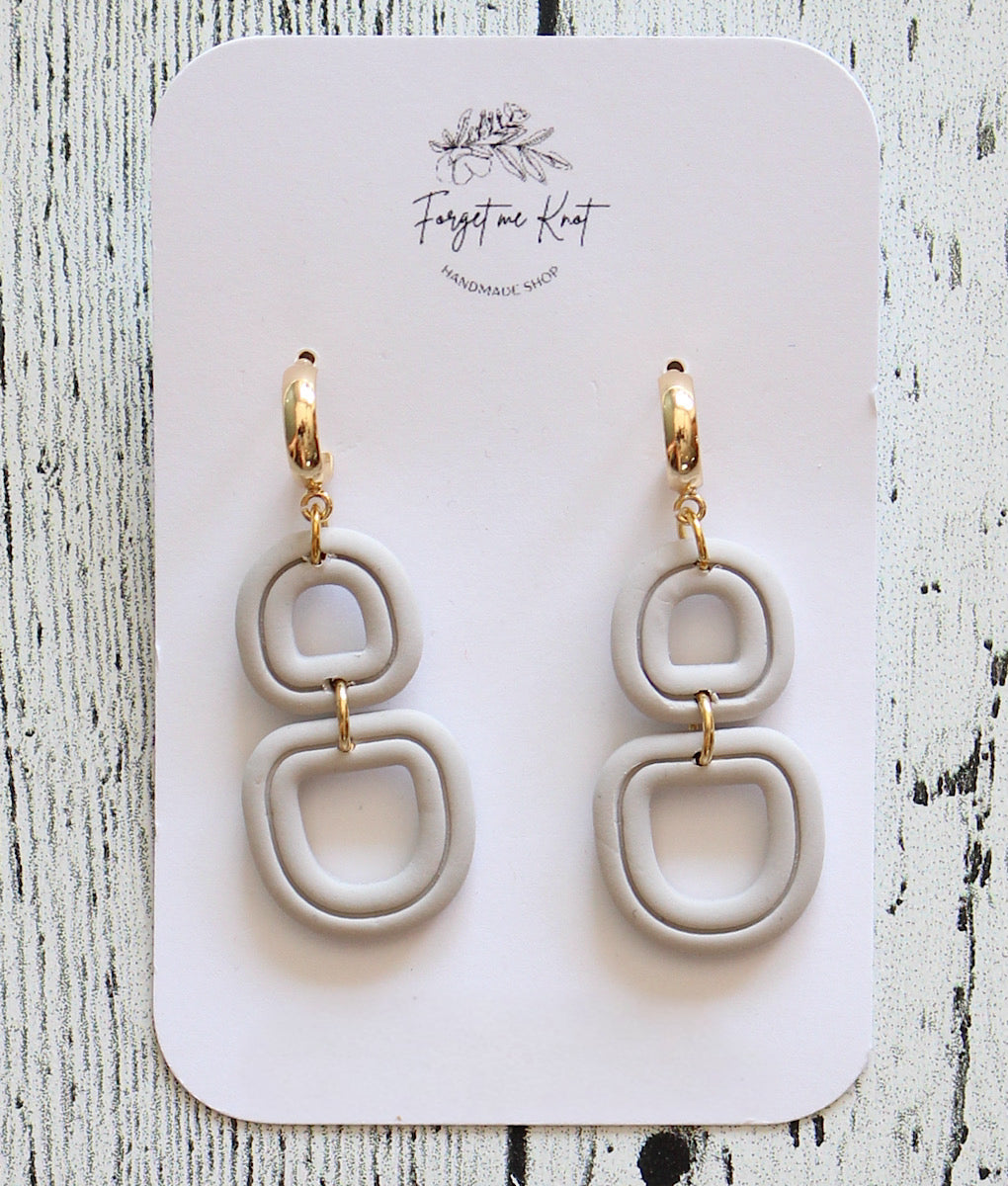 Boucles d'oreilles liées grège