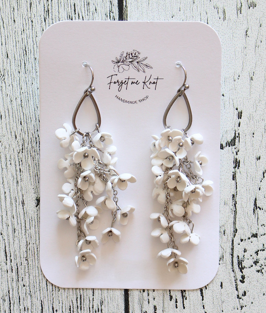Boucles d’oreilles pendantes blanche et argenté