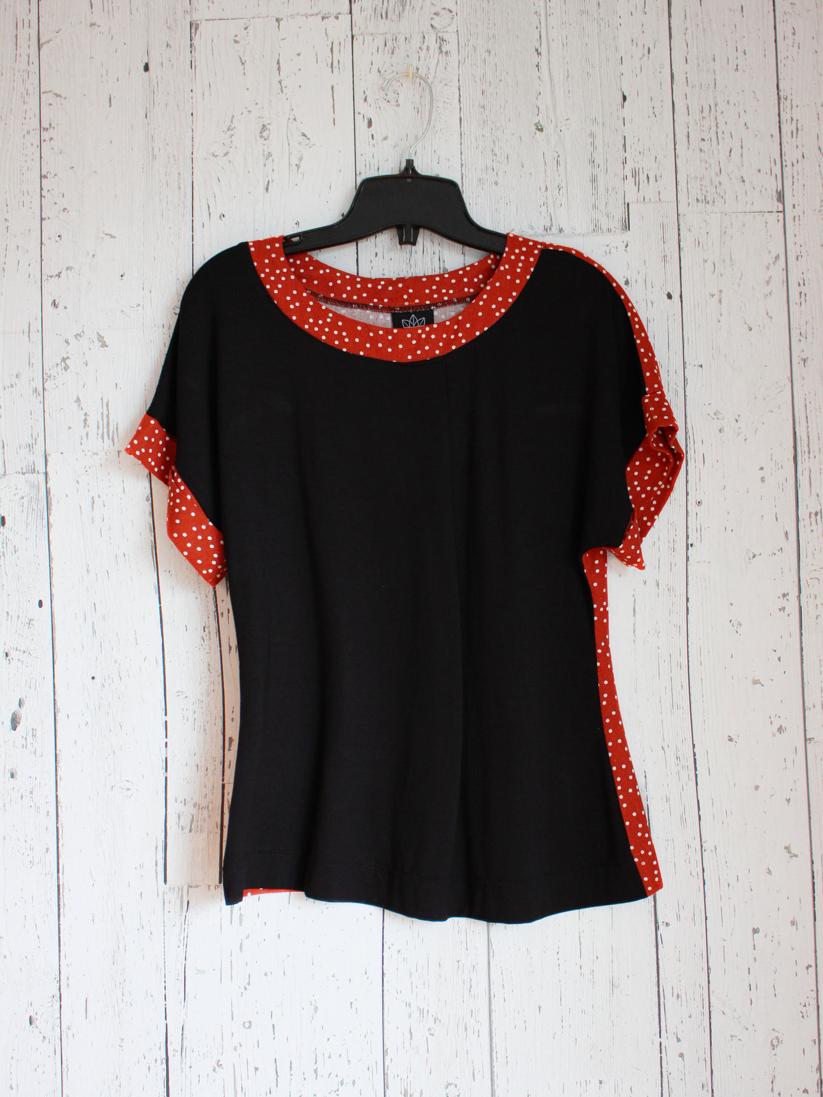 Top Cacouna Noir et orange Sample