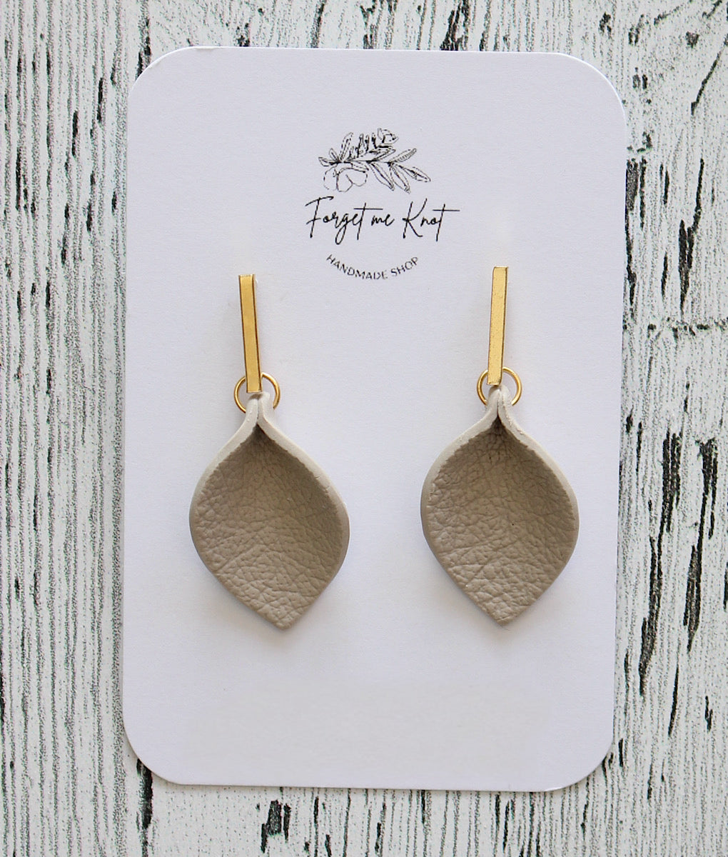 Boucles d’oreilles look cuir taupe