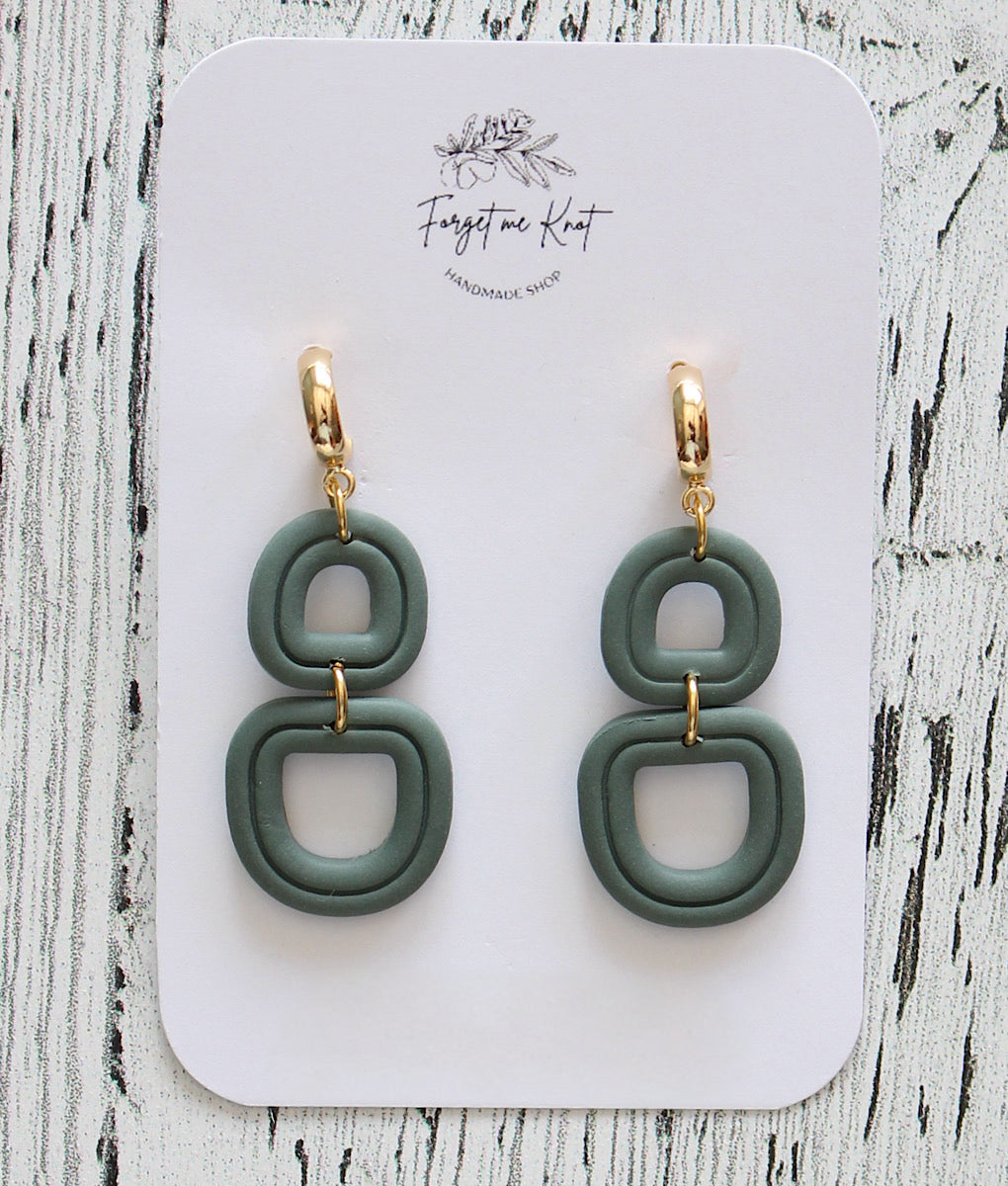 Boucles d’oreilles liés vert anneaux dorées
