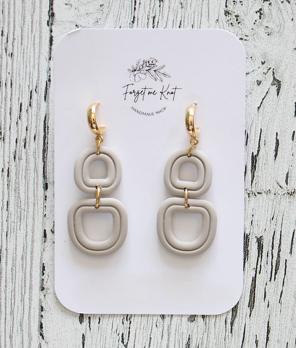 Boucles d’oreilles liées grège anneaux dorées