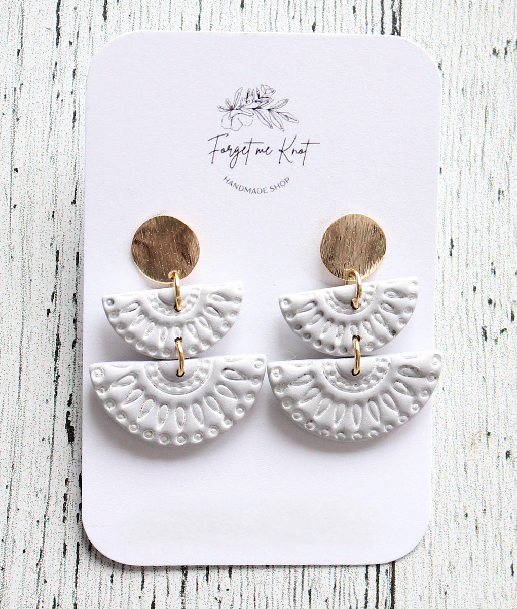 Boucles d’oreilles bohèmes embossées gris