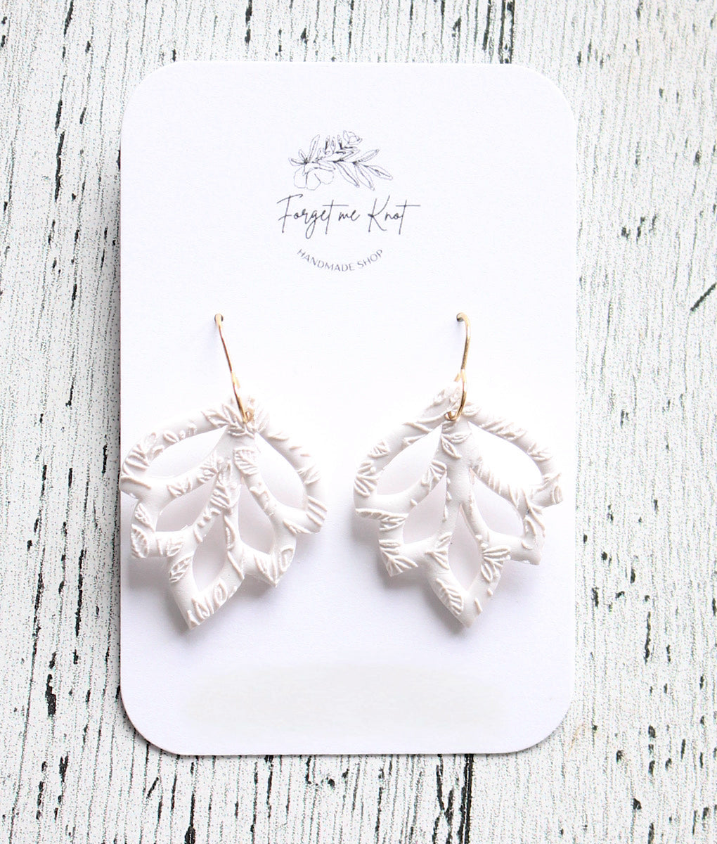 Boucles d’oreilles feuilles embossées blanches