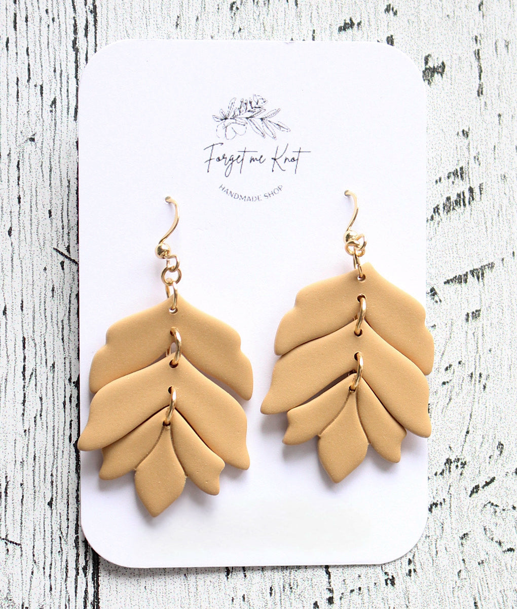 Boucles d’oreilles à triple pétales caramel